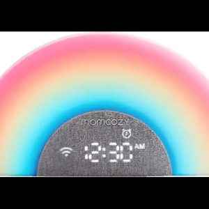 Máquina de ruido blanco arcoíris para bebés Momcozy